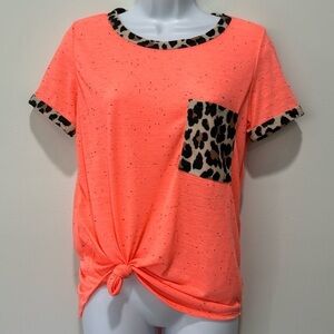 Beautiful leopard pocket t-shirt